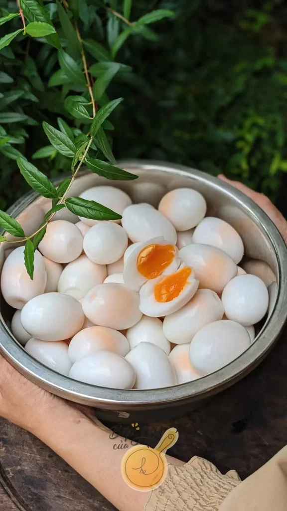 Bóc hột vịt sạch sẽ chuẩn bị ngâm