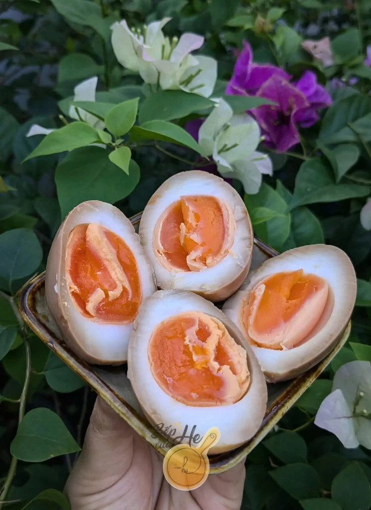 Hột vịt sau khi ngâm cắt 2 phân