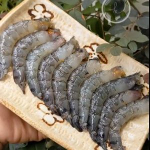 tôm sú lột sạch chia phần cho bé
