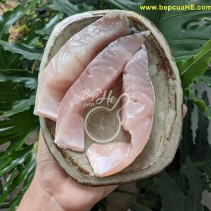 Bếp của He 1 cá chẽm phile chia phần cho bé